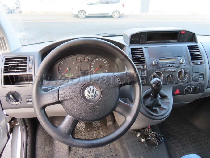 Innenraum vorne, Beschädigungen von ehemaligen polizeispezifischen Einbauten, Lenkrad abgenutzt, Schaltsack beschädigt