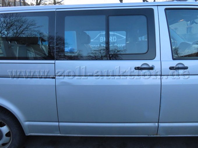 Ansicht seitlich rechts, Tür vorne rechts weist Korrosionsreparaturen und Farbunterschiede auf, Schiebetür ist eingedellt, weist Lackabplatzer auf und ist korrodiert