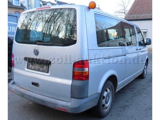 Ansicht diagonal hinten rechts, Stoßfänger verkratzt und ausgeblichen, Heckklappe eingedellt und korrodiert