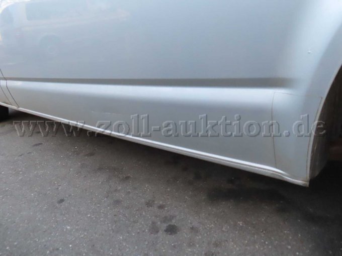 Seitenteil hinten links eingedellt und verkratzt