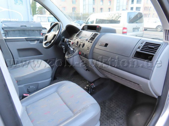 Innenraum vorne rechts, Beschädigungen von ehemaligen polizeispezifischen Einbauten, Sitzbezug beschädigt