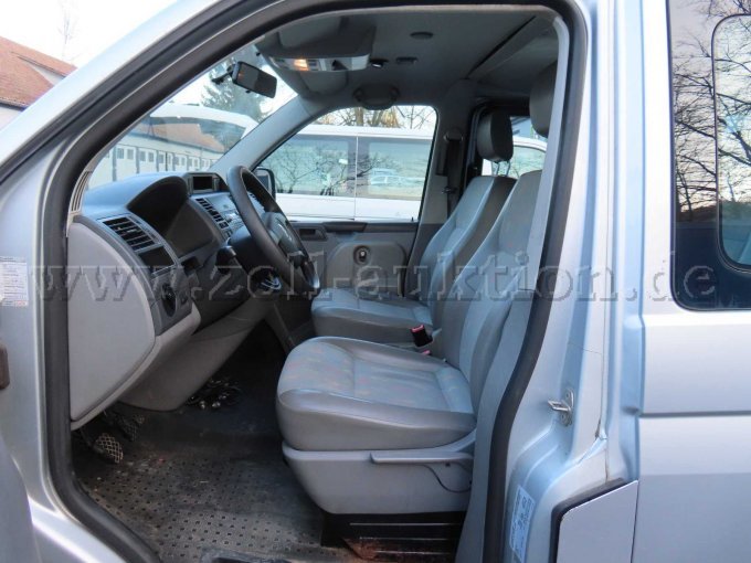 Innenraum vorne links, Beschädigungen von ehemaligen polizeispezifischen Einbauten, Sitzkonsole korrodiert, Sitzbezug beschädigt