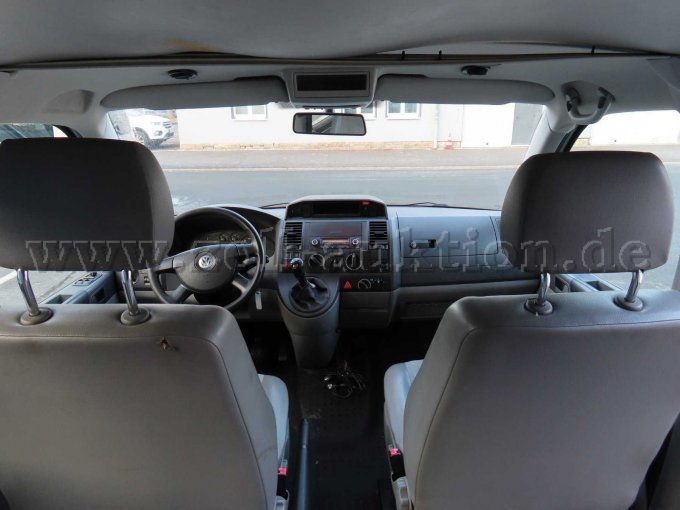 Innenraum vorne, Beschädigungen von ehemaligen polizeispezifischen Einbauten, Dachhimmel lose, Verkleidungsteile teilweise lose und beschädigt, Sitzbezüge beschädigt