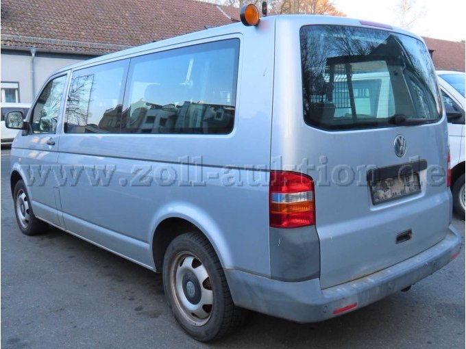 Ansicht diagonal hinten links, Stoßfänger verkratzt und ausgeblichen, Heckklappe eingedellt und korrodiert