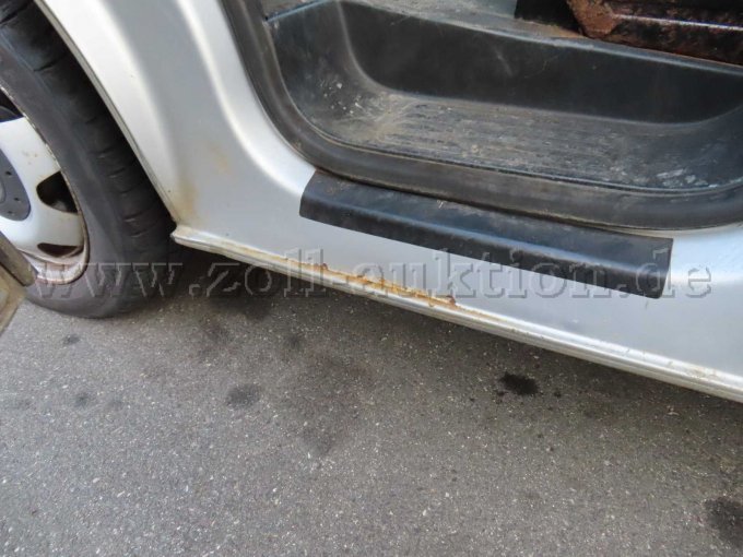 Einstieg/ Schweller vorne links korrodiert