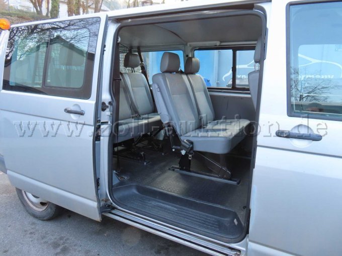 Ansicht seitlich rechts, Fahrgastraum, Beschädigungen von ehemaligen polizeispezifischen Einbauten, Innenverkleidungen teilweise beschädigt, Dachhimmel lose, Schiebetür korrodiert