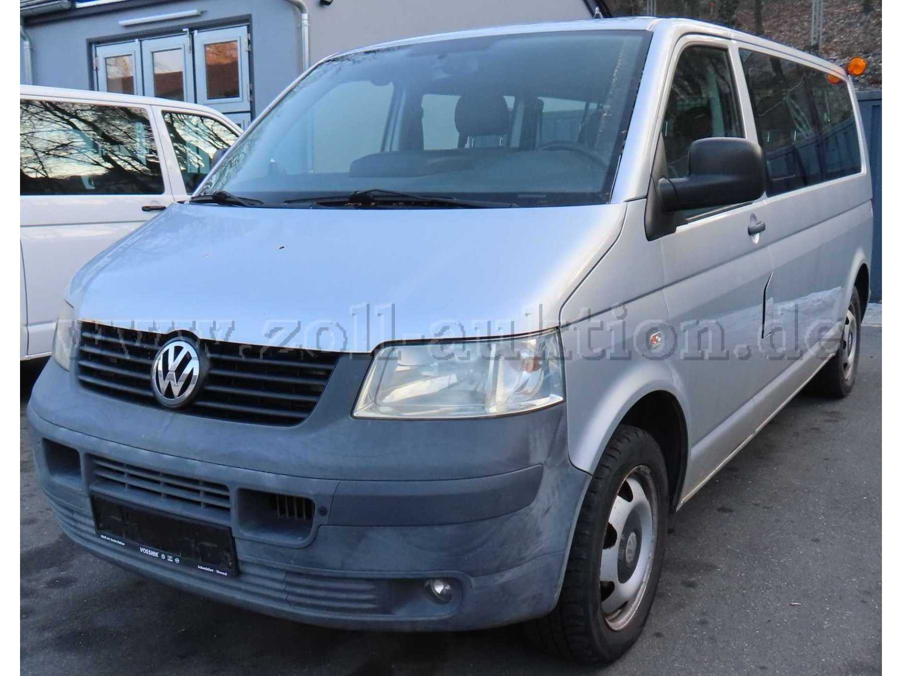 Ansicht diagonal vorne links, Stoßfänger verkratzt und ausgeblichen, Motorhaube beschädigt und korrodiert