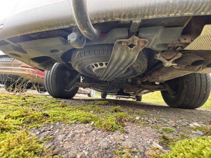 Unterboden mit Auspuffanlage