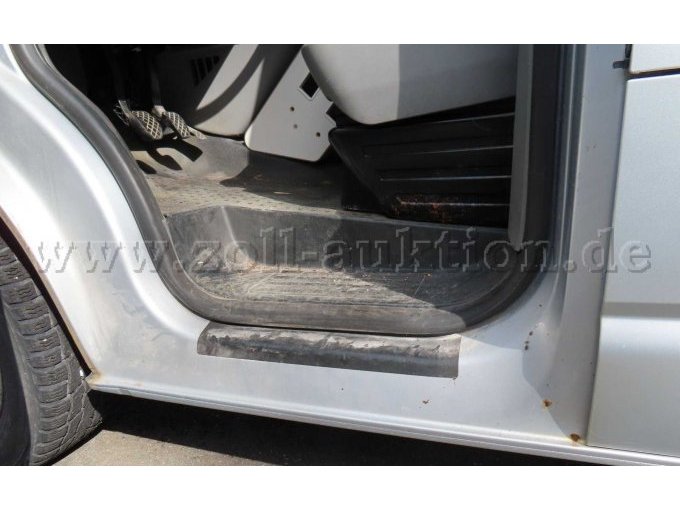 Einstieg vorne links weist Korrosionsansätze auf