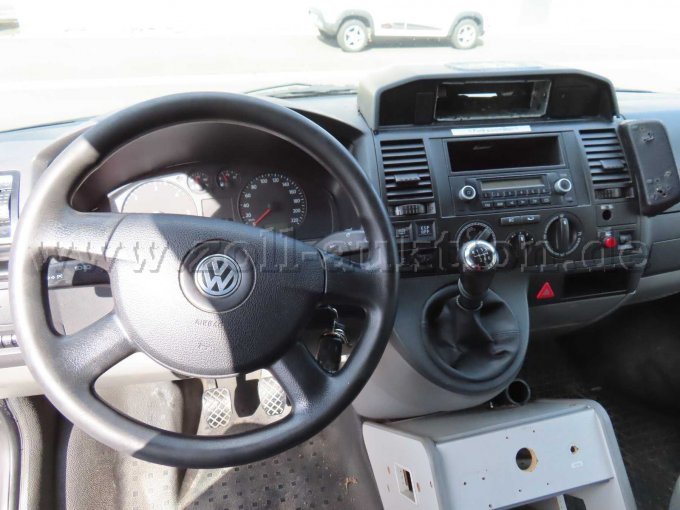 Innenraum vorne, Beschädigungen von ehemaligen polizeispezifischen Einbauten, Lenkrad abgenutzt und klebrig