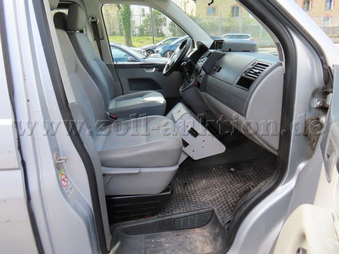 Innenraum vorne rechts, Beschädigungen von ehemaligen polizeispezifischen Einbauten, Sitzbezug und Sitzpolsterung beschädigt