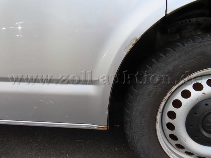 Tür vorne rechts weist Lackabplatzer auf und ist korrodiert, Schweller vorne rechts korrodiert