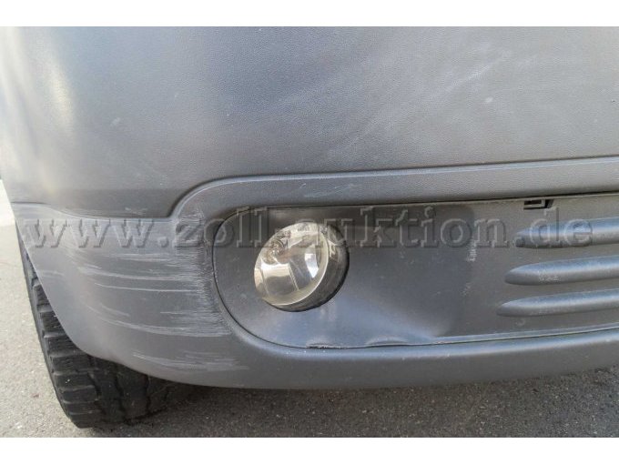 Stoßfänger vorne rechts gestaucht, verkratzt und ausgeblichen