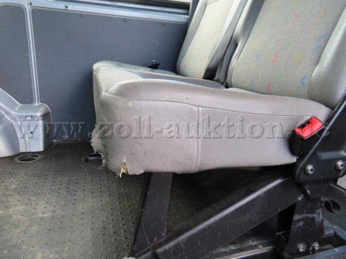 Sitzbank 2. Sitzreihe, Sitzbezug und -polsterung beschädigt