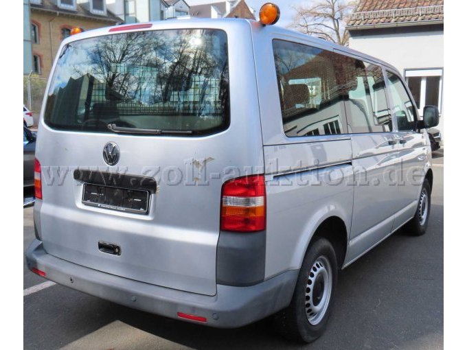 Ansicht diagonal hinten rechts, Stoßfänger verkratzt und ausgeblichen, Heckklappe stellenweise korrodiert, Klebereste von ehemaliger Folierung