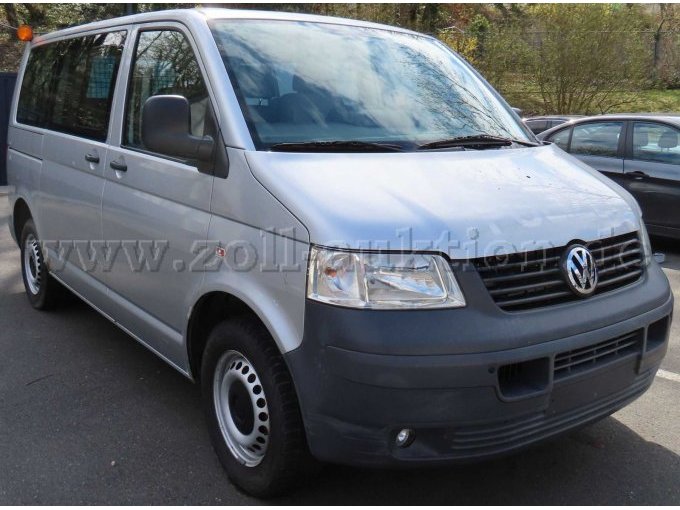 Ansicht diagonal vorne rechts, Motorhaube beschädigt und korrodiert, Stoßfänger verkratzt und ausgeblichen