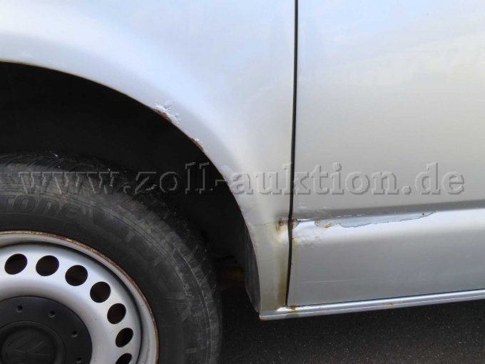 Ansicht hinten rechts, Schiebetür weist Lackabplatzer auf und ist korrodiert, Radlauf und Schweller korrodiert