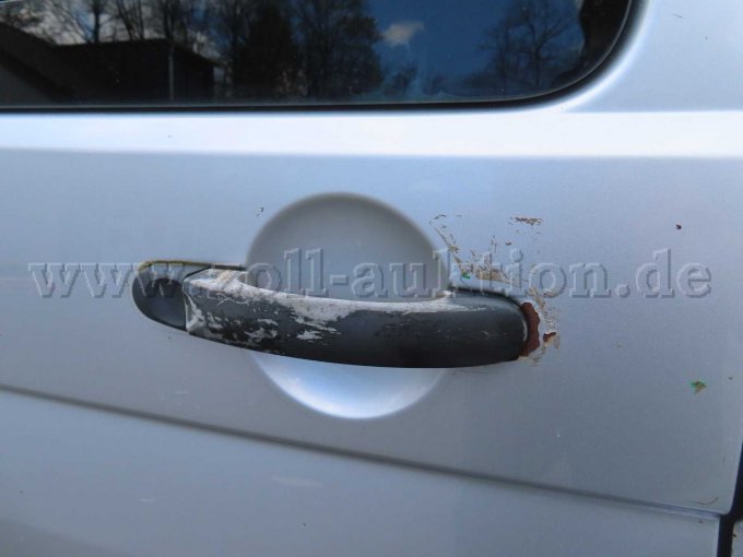 Schiebetür rechts, Tür korrodiert, Türgriff verkratzt und ausgeblichen