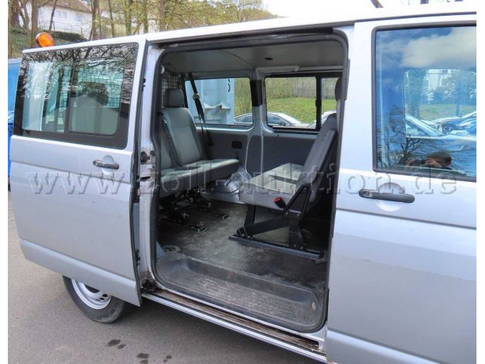 Ansicht seitlich rechts, Fahrgastraum, Beschädigungen von ehemaligen polizeispezifischen Einbauten, Türgriffe verkratzt und ausgeblichen, Schiebetür weist Lackabplatzer auf und ist korrodiert