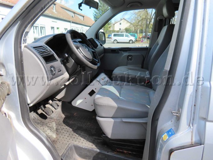 Innenraum vorne links, Beschädigungen von ehemaligen polizeispezifischen Einbauten, Sitzverkleidung beschädigt