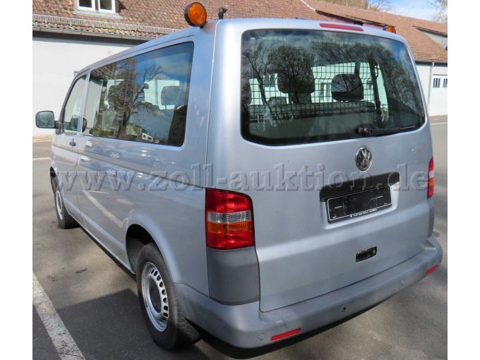 Ansicht diagonal hinten links, Stoßfänger verkratzt und ausgeblichen, Heckklappe stellenweise korrodiert, Klebereste von ehemaliger Folierung