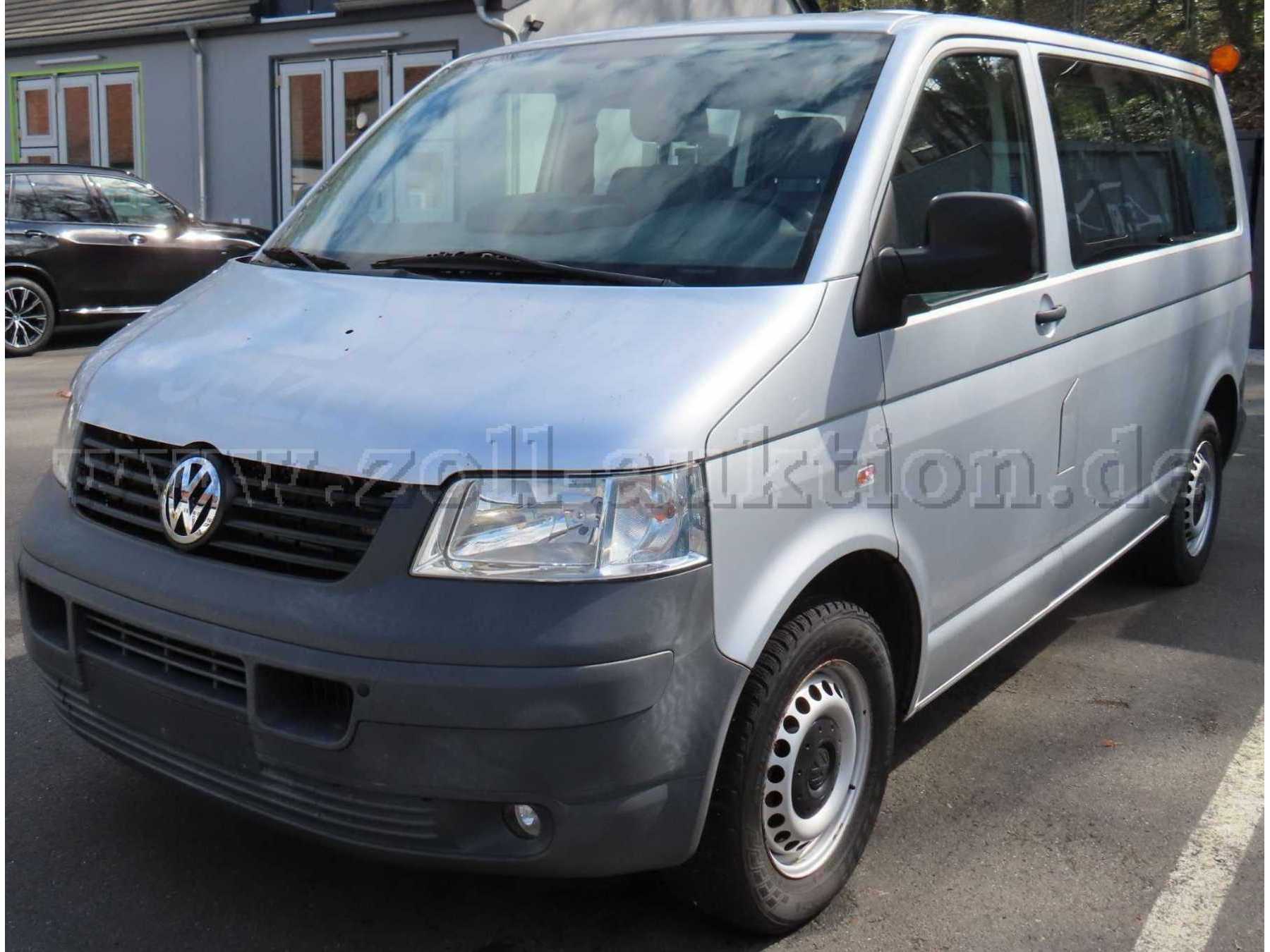 Ansicht diagonal vorne links, Motorhaube beschädigt und korrodiert, Stoßfänger verkratzt und ausgeblichen