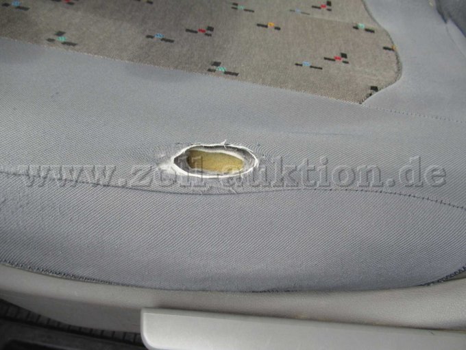 Sitz vorne links Bezug gerissen