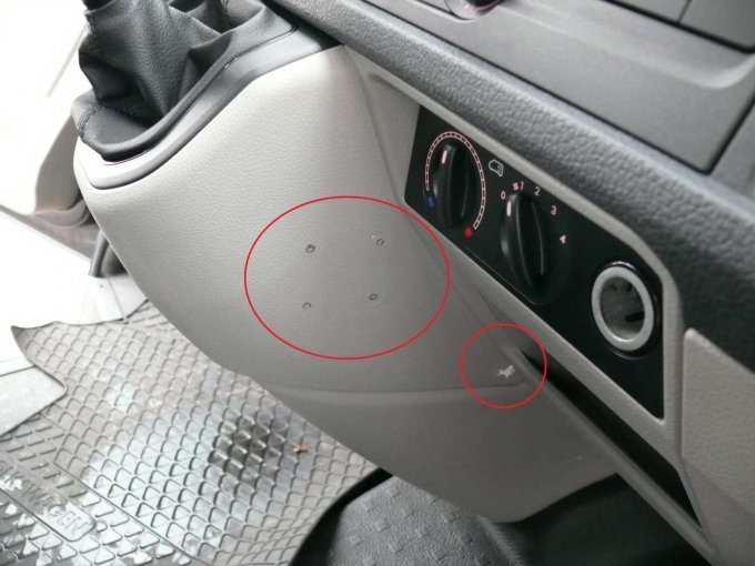 Beispielschaden Instrumententafel Rückbauspuren dienstlicher Einbauten