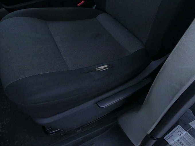 Fahrersitz beschädigt.