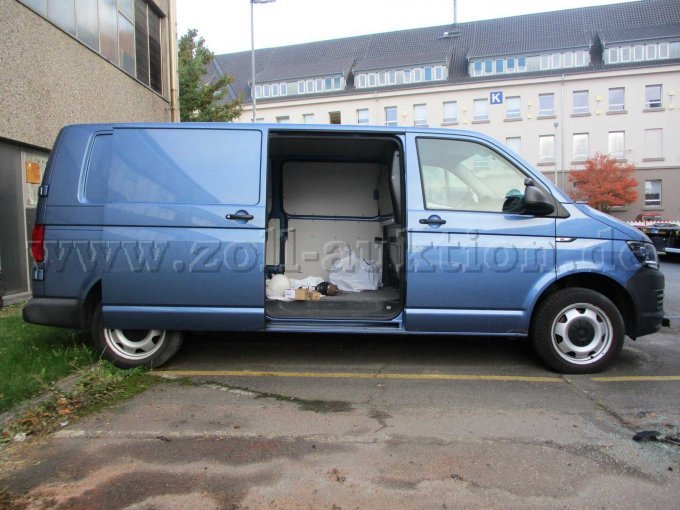 rechte Seite mit geöffneter Schiebetür