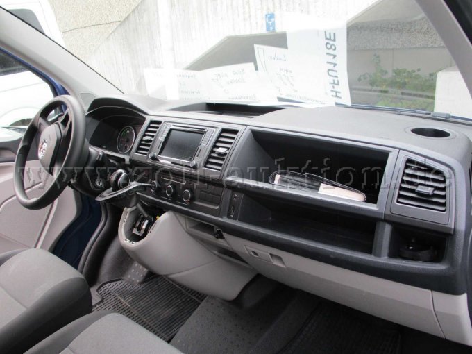 Armaturenbrett von Beifahrerseite aus