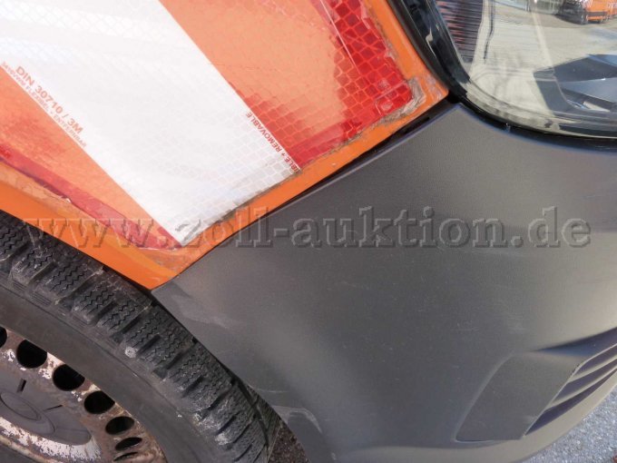 leichter Anfahrschaden vorne rechts