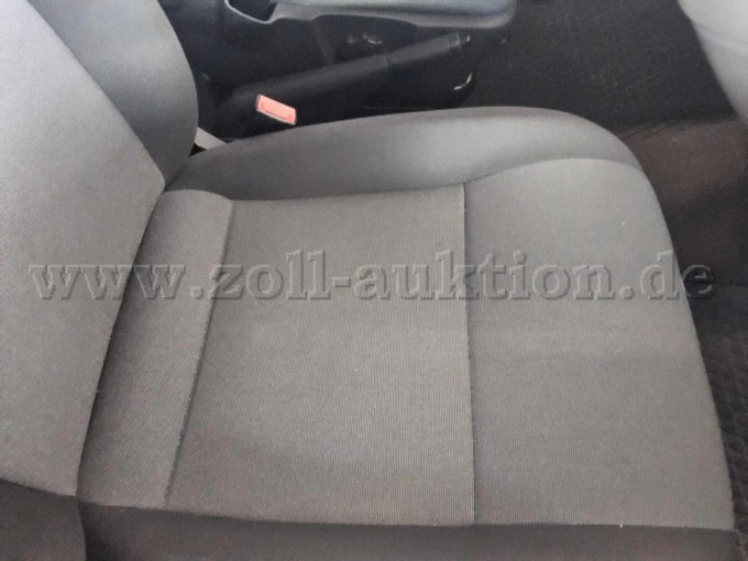 Innenraum mit diversen Nutzungspuren