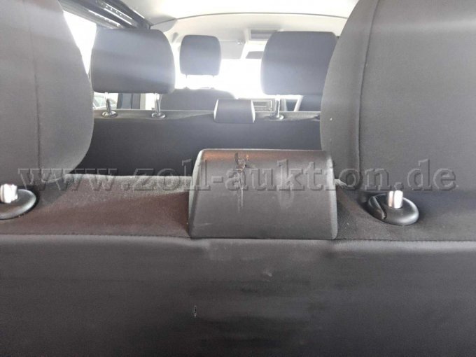 Innenraum mit diversen Nutzungspuren