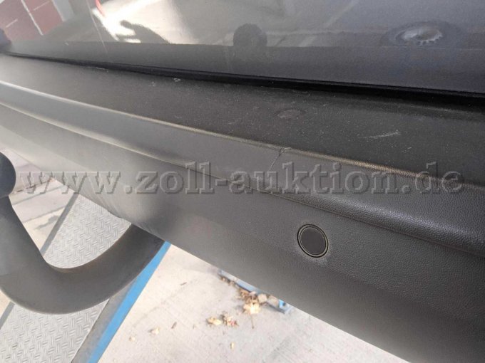 Stoßfänger hinten gekerbt und mit diversen Nutzungsspuren