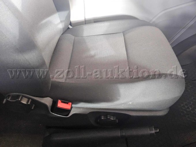 Innenraum mit diversen Nutzungspuren