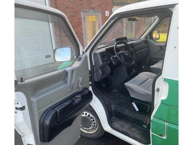 Ansicht geöffnete Fahrertür und Innenbereich