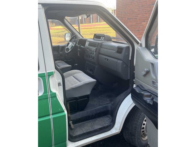 Ansicht Beifahrerbereich innen geöffnete Tür