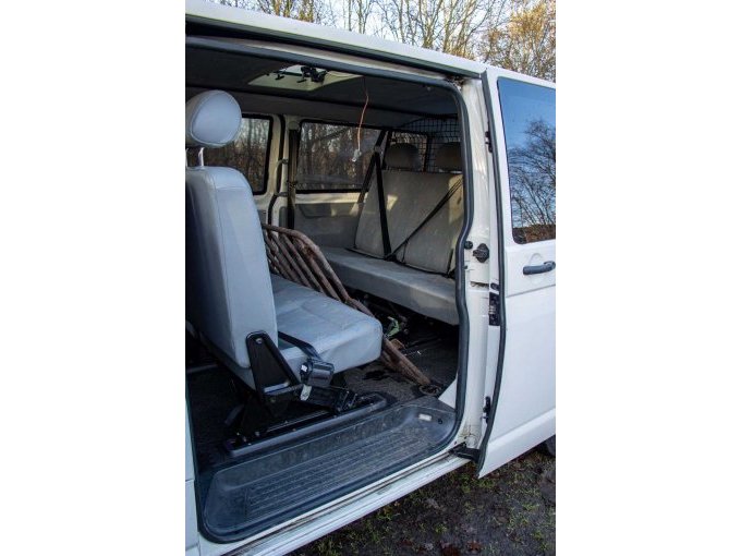 Anischt geöffnete Fahrgasttür Innenraum