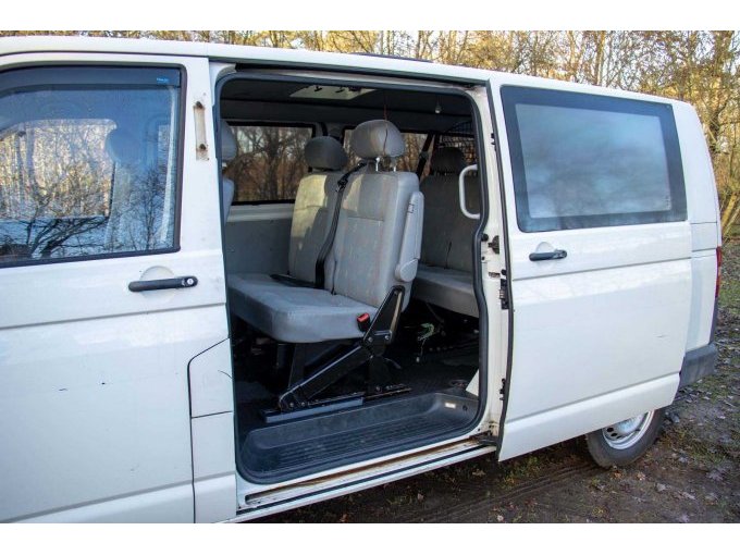 Ansicht Fahrerseite mit geöffnete Fahrgasttür