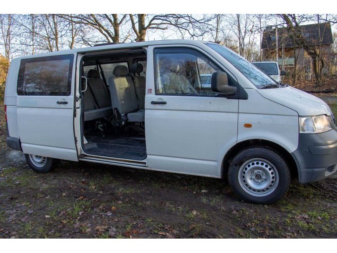 Ansicht Beifahrerseite geöffnete Tür