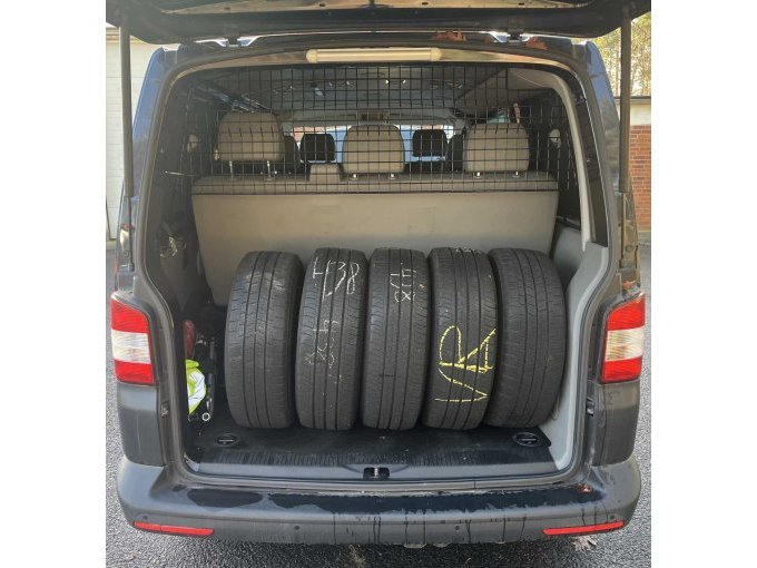 Ansicht Kofferraum mit Satz Sommerreifen