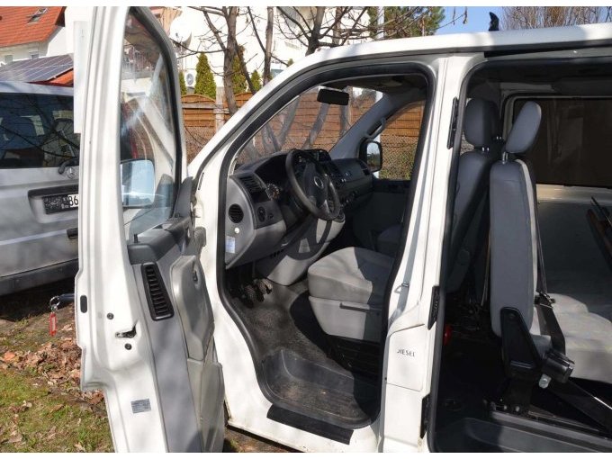 Ansicht geöffnete Tür Fahrerbereich