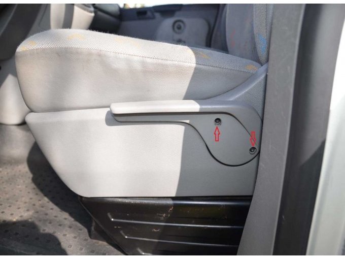 Ansicht fehlende Schrauben Fahrersitz