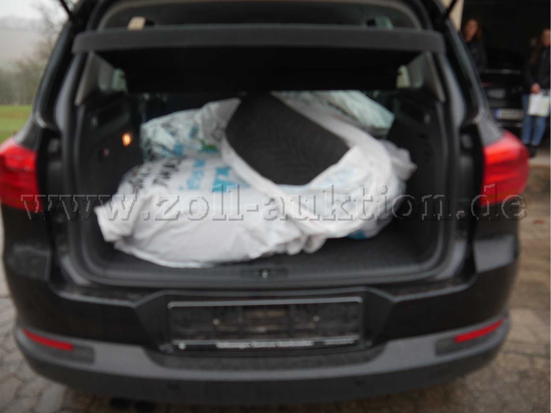 Kofferraum mit Winterreifen