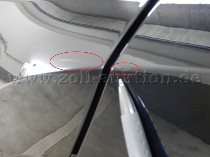 Tür hinten links u. Seitenwand links: Kleinere Kratzer