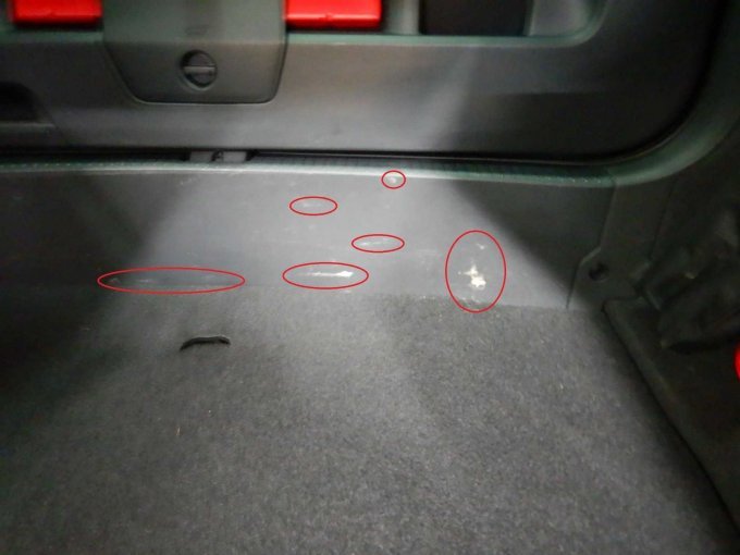 Ladekantenschutz: Abschürfungen und Verunreinigungen auf der Innenseite