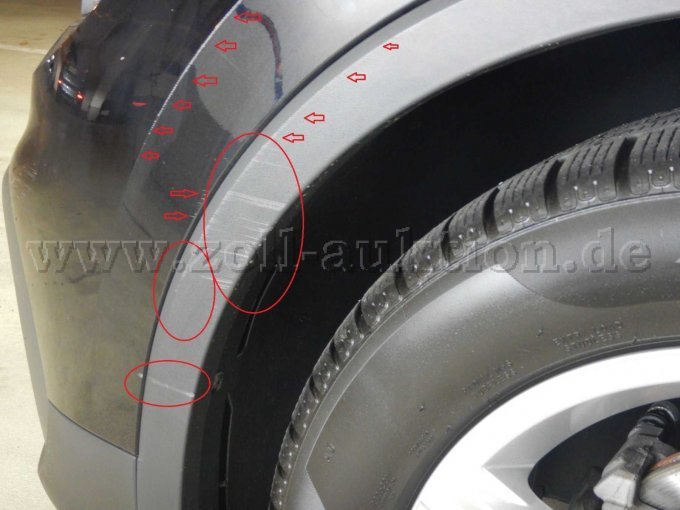 Radlaufverbreiterung vorne links und Stoßfänger vorne außen: Kratzer, auch mit Lackbeschädigung