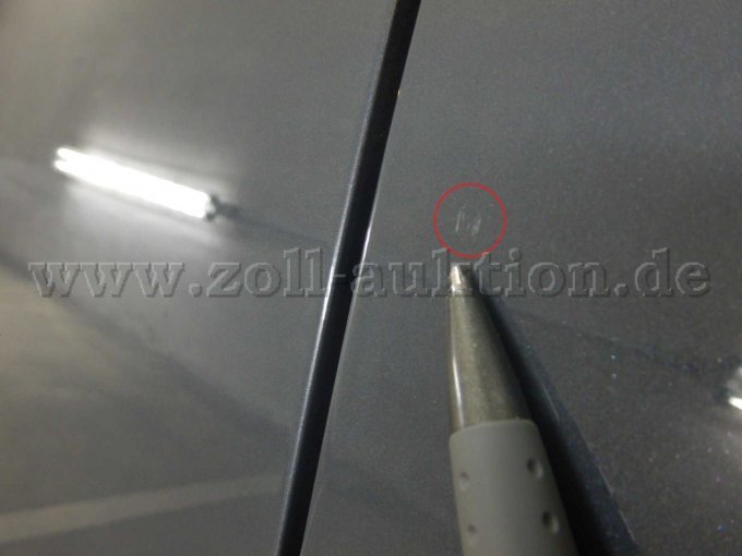 Tür vorne rechts: Kratzer