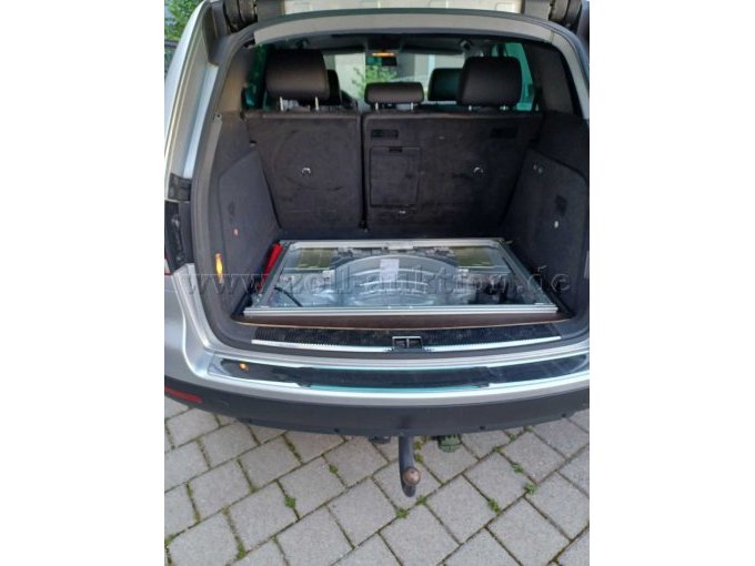 Ansicht Kofferraum . Abdeckung Reserveradmulde Fehlt.